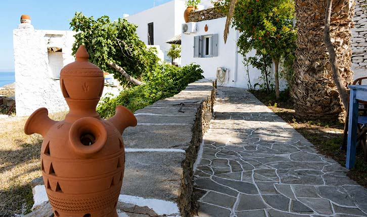 Πλακόστρωτη αυλή στο διαμέρισμα Κελάρι στη Σίφνο