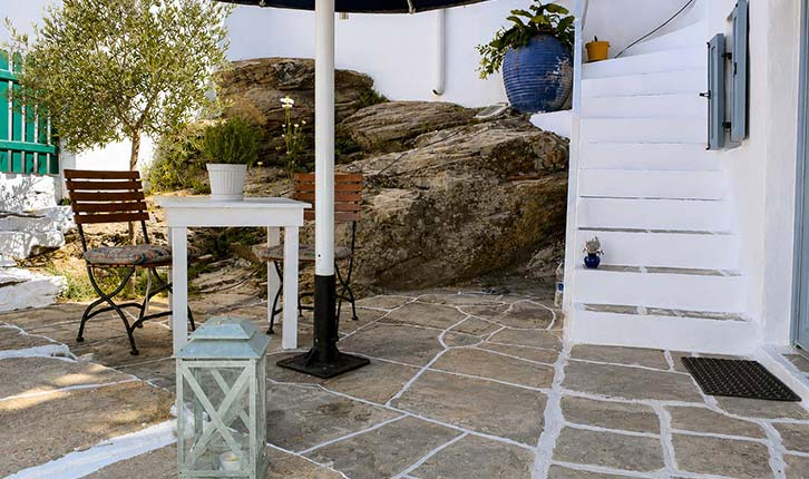 Η αυλή του διαμερίσματος Κελάρι