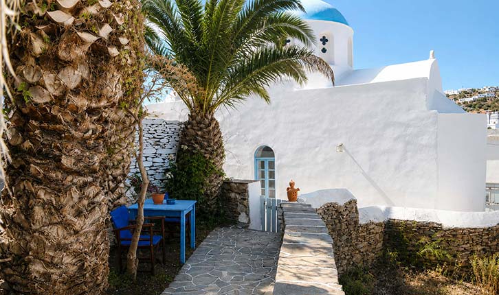 Αυλή με μικρό καθιστικό στο Κελάρι