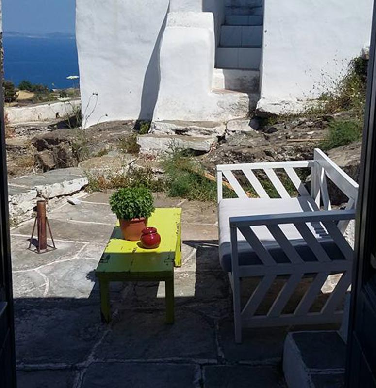 Η αυλή στο διαμέρισμα Κελάρι στο YiaYia's home στη Σίφνο