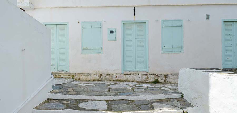 Πλακόστρωτο σοκάκι στο Πάνω Πετάλι