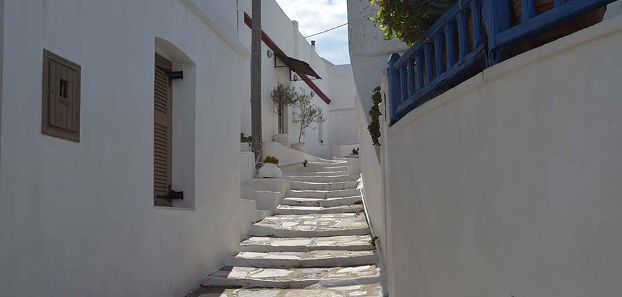 Πλακόστρωτο σοκάκι στο Πάνω Πετάλι